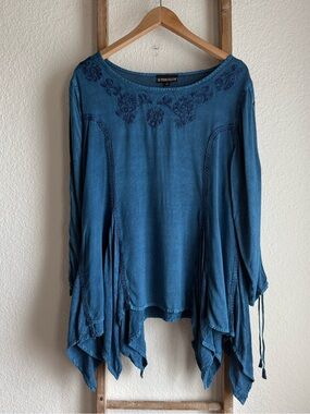 The Pyramid Collection Acid Wash Blue Boho Asymmetrical Embroidered Top Sz: L